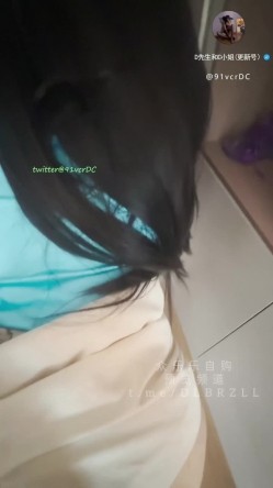 推特老牌泡良网黄「91VCR」「D先生和C小姐」《窒息之爱》自慰器振动骚穴，沙发猛操狂怼美妙翘臀，还要把母狗带到门口后入 截图16