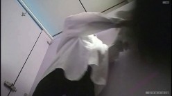 大神潜入大学女厕偷拍舞蹈社团的学妹尿尿换衣 截图1