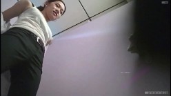 大神潜入大学女厕偷拍舞蹈社团的学妹尿尿换衣 截图3