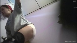大神潜入大学女厕偷拍舞蹈社团的学妹尿尿换衣 截图11