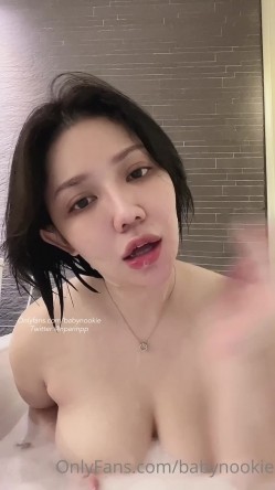 泰国零零后巨乳淫欲痴女「babynookie」OF露脸性爱私拍 巨骚！户外露出商场厕所自慰单男约炮 截图5