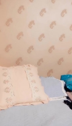 高颜值长发御姐主播 热舞诱惑 慢慢脱掉衣服 漏奶露逼 床上手指抠逼自慰秀 道具插逼 非常诱人 截图4