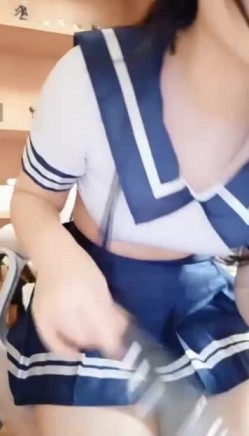 高颜值长发御姐主播 热舞诱惑 慢慢脱掉衣服 漏奶露逼 床上手指抠逼自慰秀 道具插逼 非常诱人 截图16