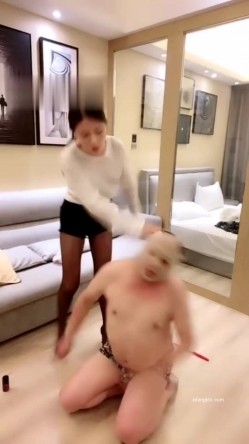 极品黑丝性感女主~调教大叔42分钟，下手太狠不料反被打，哈哈，两人厮打贼好笑！ 截图1