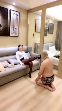 极品黑丝性感女主~调教大叔42分钟，下手太狠不料反被打，哈哈，两人厮打贼好笑！ 截图4