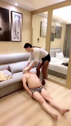 极品黑丝性感女主~调教大叔42分钟，下手太狠不料反被打，哈哈，两人厮打贼好笑！ 截图6