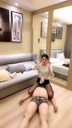 极品黑丝性感女主~调教大叔42分钟，下手太狠不料反被打，哈哈，两人厮打贼好笑！ 截图7