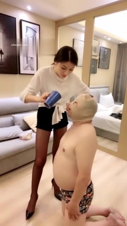 极品黑丝性感女主~调教大叔42分钟，下手太狠不料反被打，哈哈，两人厮打贼好笑！ 截图14