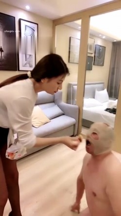 极品黑丝性感女主~调教大叔42分钟，下手太狠不料反被打，哈哈，两人厮打贼好笑！ 截图15