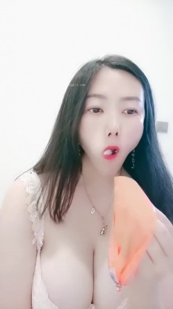 超级巨乳主播『椰汁西米露』高清源码录制35小时直播合集 无毛粉逼健身器材上甩大奶 截图3