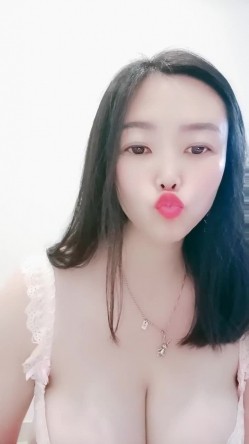 超级巨乳主播『椰汁西米露』高清源码录制35小时直播合集 无毛粉逼健身器材上甩大奶 截图4