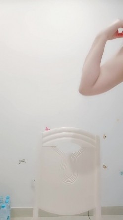 超级巨乳主播『椰汁西米露』高清源码录制35小时直播合集 无毛粉逼健身器材上甩大奶 截图7