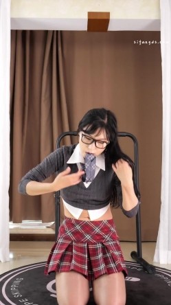 火力全开纱姬舞团，神似某位女明星，颜值御姐【雅西】反差裸舞，脸穴同框M腿顶逼，全程诱惑 截图9