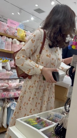 【精品CD】某房66RMB作品 极品无内学生妹！捂着裙子遮不住B外露 截图16