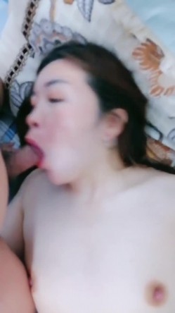 骚人妻活真好露脸丝袜情趣激情3P伺候两大哥，深喉漫游胸推啥都会，让两大哥轮草爆草爽上天，后入爆草还口交 截图13