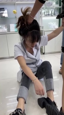 【网曝热门事件 ️趣视频】化妆品专卖店的小三被打 衣服都扒奶子都露出来了太暴力 骑着凑 别说还挺漂亮 高清720P原版 截图1
