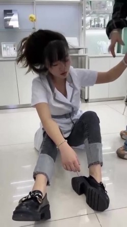 【网曝热门事件 ️趣视频】化妆品专卖店的小三被打 衣服都扒奶子都露出来了太暴力 骑着凑 别说还挺漂亮 高清720P原版 截图2