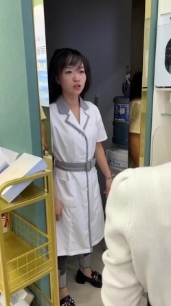 【网曝热门事件 ️趣视频】化妆品专卖店的小三被打 衣服都扒奶子都露出来了太暴力 骑着凑 别说还挺漂亮 高清720P原版 截图4