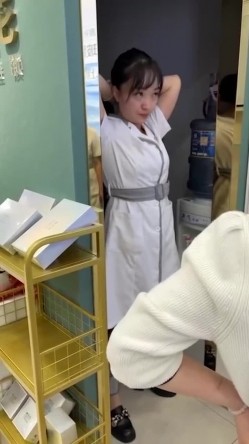 【网曝热门事件 ️趣视频】化妆品专卖店的小三被打 衣服都扒奶子都露出来了太暴力 骑着凑 别说还挺漂亮 高清720P原版 截图5