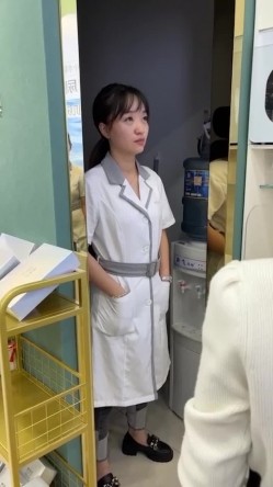 【网曝热门事件 ️趣视频】化妆品专卖店的小三被打 衣服都扒奶子都露出来了太暴力 骑着凑 别说还挺漂亮 高清720P原版 截图6