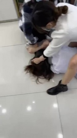 【网曝热门事件 ️趣视频】化妆品专卖店的小三被打 衣服都扒奶子都露出来了太暴力 骑着凑 别说还挺漂亮 高清720P原版 截图8