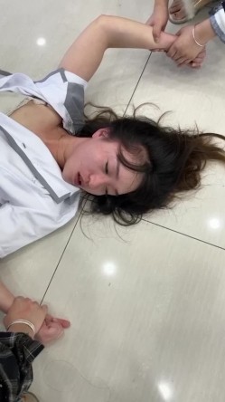 【网曝热门事件 ️趣视频】化妆品专卖店的小三被打 衣服都扒奶子都露出来了太暴力 骑着凑 别说还挺漂亮 高清720P原版 截图13