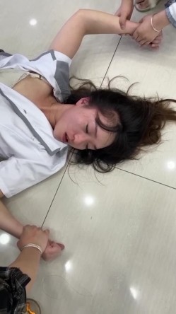 【网曝热门事件 ️趣视频】化妆品专卖店的小三被打 衣服都扒奶子都露出来了太暴力 骑着凑 别说还挺漂亮 高清720P原版 截图14