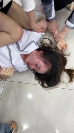 【网曝热门事件 ️趣视频】化妆品专卖店的小三被打 衣服都扒奶子都露出来了太暴力 骑着凑 别说还挺漂亮 高清720P原版 截图16