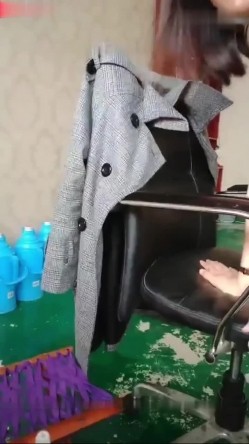【真实饭店熟妇老板娘勾搭厨师舔逼】高潮喷水让厨师舔干净，主动女上位，熟妇是真的败火 截图16