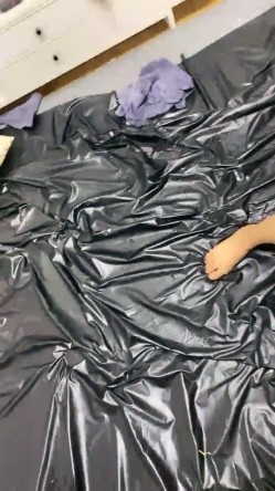 【喝尿母狗】颜值不错的小母狗被深喉啪啪 边尿边问她“刚才操的舒服吗” 截图8