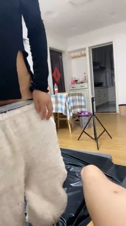 【喝尿母狗】颜值不错的小母狗被深喉啪啪 边尿边问她“刚才操的舒服吗” 截图13