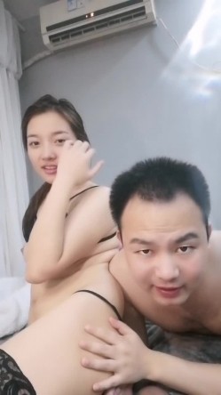 极品酒窝美女恩爱小夫妻居家诱惑，舌吻调情很享受，情趣内衣丁字裤，舔屌骑在身上磨蹭，微毛一线天美穴 截图12