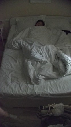酒店偷拍 反差婊戴眼镜的骚女换开档黑丝和女仆装和男友尽情做爱 截图2