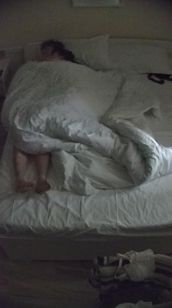 酒店偷拍 反差婊戴眼镜的骚女换开档黑丝和女仆装和男友尽情做爱 截图3