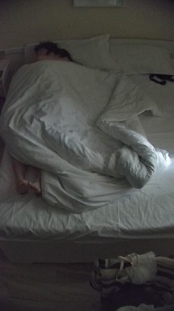 酒店偷拍 反差婊戴眼镜的骚女换开档黑丝和女仆装和男友尽情做爱 截图4
