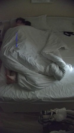 酒店偷拍 反差婊戴眼镜的骚女换开档黑丝和女仆装和男友尽情做爱 截图5