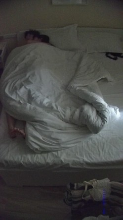 酒店偷拍 反差婊戴眼镜的骚女换开档黑丝和女仆装和男友尽情做爱 截图6