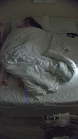 酒店偷拍 反差婊戴眼镜的骚女换开档黑丝和女仆装和男友尽情做爱 截图7