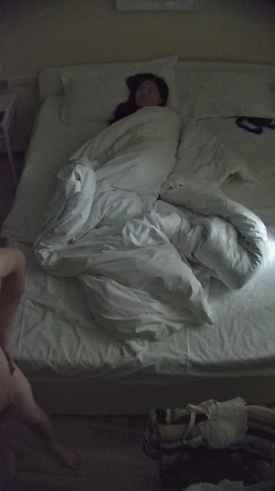 酒店偷拍 反差婊戴眼镜的骚女换开档黑丝和女仆装和男友尽情做爱 截图14