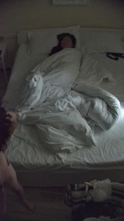 酒店偷拍 反差婊戴眼镜的骚女换开档黑丝和女仆装和男友尽情做爱 截图15