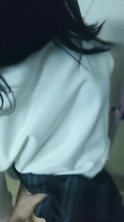 周末和JK表妹出去玩，回家忍不住直接操，残暴输出，表妹床叫得真好听！ 截图4