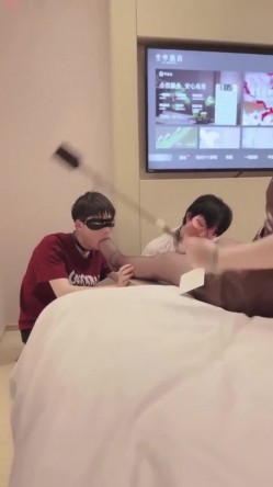 【女王调教】师范大学反差婊女王调教男奴，小鲜肉主动张嘴吞口水，好会玩 截图4