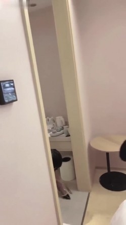 【女王调教】师范大学反差婊女王调教男奴，小鲜肉主动张嘴吞口水，好会玩 截图7