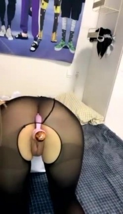 女仆装长相清纯卡哇伊萌妹子道具自慰，开档黑丝震动进出抽插，翘起屁股无毛一线天肥逼，被男友手指扣逼插菊花 截图8