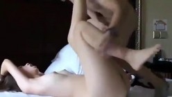 小伙闲着蛋疼跟四川小女友玩强奸 还问这样操舒不舒服 最后口爆 貌似这动作还不娴熟 截图16