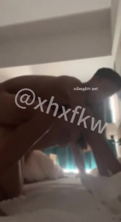对白超淫荡，12月最新推特博主【我的枪好长啊】持久肌肉体育生联合单男3P爆操羞辱极品身材人妻高潮 截图6