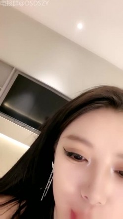 ️人气女神【保时捷车模】姐妹配合无套榨精，骚话不断干出白浆 截图4