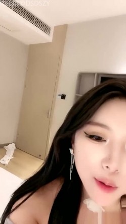 ️人气女神【保时捷车模】姐妹配合无套榨精，骚话不断干出白浆 截图13