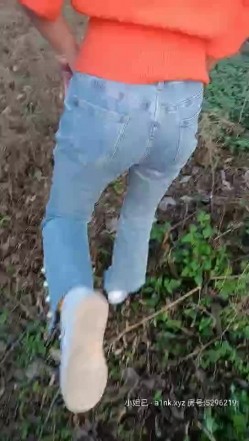 过年期间没有机会复工后赶紧约会漂亮小姨子偸情户外打野战完美露脸拿着三脚架扶着枯树激情后入无套内射 截图2