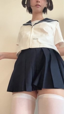 【悠宝三岁(悠宝)】疯狂露脸JK 幻想哥哥被调教成自己的公狗 骚逼疯狂摩擦哥哥的痴汉脸 截图2